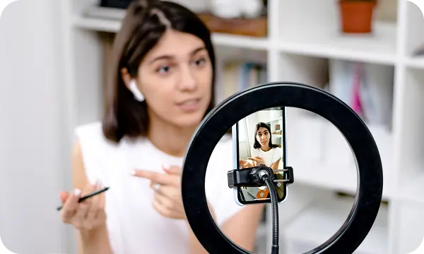 ContentCreator-Inluence Woman filming herself with phone and light ring
